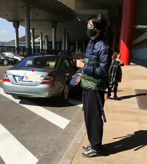 绝了！大妈款羽绒服穿上身不仅不土反而高级时髦！bsports必一体育网页版登录55岁王菲气质(图3)