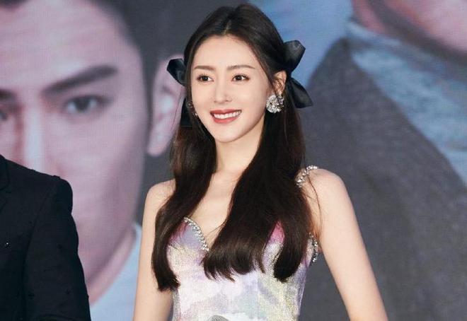 星鞋子不能低于10cm接吻得踩箱子、不能拍远景bsports必一体育网页版登录8位小个子女(图2)