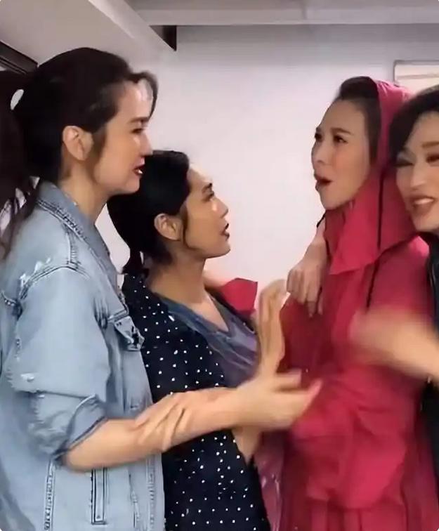 星鞋子不能低于10cm接吻得踩箱子、不能拍远景bsports必一体育网页版登录8位小个子女(图6)