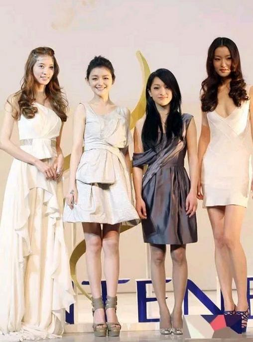 星鞋子不能低于10cm接吻得踩箱子、不能拍远景bsports必一体育网页版登录8位小个子女(图9)