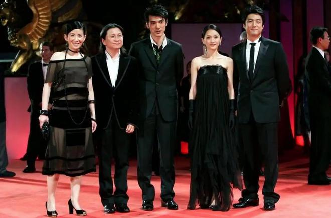 星鞋子不能低于10cm接吻得踩箱子、不能拍远景bsports必一体育网页版登录8位小个子女(图11)
