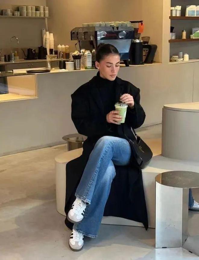站大衣配这3双鞋穿出舒适的时髦！必一运动·(B-Sports)网(图2)