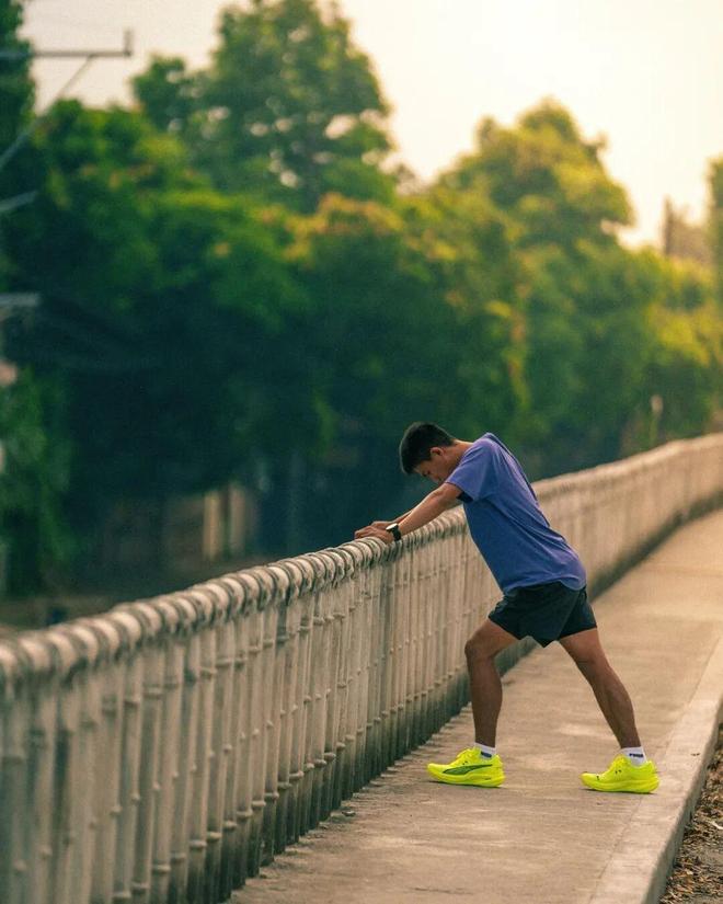 专业运动员穿的都没有中学生「专业」…必一b体育app网页版登录这个时代(图5)