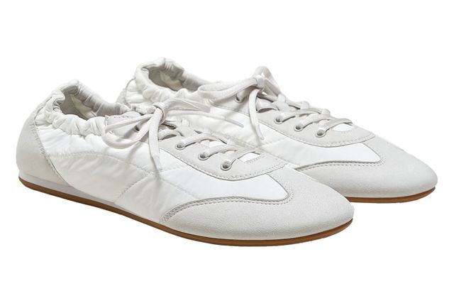 争议搭配：酷女孩运动鞋与露腹文胸的完美结合Bsport体育最